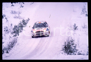 TOYOTA COROLLA WRC - WRC SWEDISH RALLY 1998 35 mm vintage slide 5 Diapositiva d'epoca, in formato 35 mm.CONDIZIONI: GOODE' severamente vietata la riproduzione. Tutti i diritti sono riservati.Nella diapositiva ICharta mette in vendita, sul negozio eBay e in esclusiva sul sito "icharta" il proprio archivio composto da numerose diapositive e negativi fotografici d'epoca, tutti originali e autentici, che attraversano la storia del costume italiano tra gli la fine degli anni Sessanta e Novanta.Si tratta di uno sguardo inedito sull'attualità , la politica, la vita quotidiana, il gossip e la cultura, che fotografa il cambiamento della nazione in quest'ultimo scorcio del XX secolo. Un'occasione unica per il mercato del collezionismo, che vede finalmente disponibile un archivio eccezionale per vastità , tematiche e condizioni, in un settore (il negativo fotografico e la diapositiva) di assoluta novità  e dalle interessanti prospettive di investimento.  GOOD/buono   originale e autentica 1