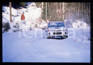MITSUBISHI LANCER EVO IV - WRC SWEDISH RALLY 1998 35 mm vintage slide 2 Diapositiva d'epoca, in formato 35 mm.CONDIZIONI: GOODE' severamente vietata la riproduzione. Tutti i diritti sono riservati.Nella diapositiva ICharta mette in vendita, sul negozio eBay e in esclusiva sul sito "icharta" il proprio archivio composto da numerose diapositive e negativi fotografici d'epoca, tutti originali e autentici, che attraversano la storia del costume italiano tra gli la fine degli anni Sessanta e Novanta.Si tratta di uno sguardo inedito sull'attualità , la politica, la vita quotidiana, il gossip e la cultura, che fotografa il cambiamento della nazione in quest'ultimo scorcio del XX secolo. Un'occasione unica per il mercato del collezionismo, che vede finalmente disponibile un archivio eccezionale per vastità , tematiche e condizioni, in un settore (il negativo fotografico e la diapositiva) di assoluta novità  e dalle interessanti prospettive di investimento.  GOOD/buono   originale e autentica 1
