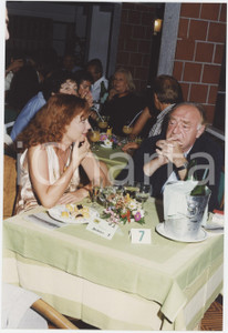 Fotografia d epoca originale 1995 ca ITALIA  COSTUME Alberto BEVILACQUA al ristorante  Foto 15x22 cm 1