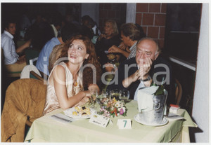 Fotografia d epoca originale 1995 ca ITALIA  COSTUME Alberto BEVILACQUA al ristorante  Foto 15x22 cm 1 1