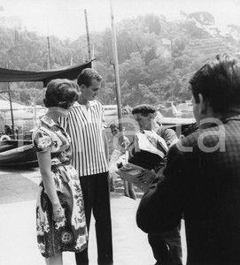 1962 PORTOFINO Juan Carlos di Borbone e Sofia di Grecia con ambulante (1) Foto 1962Fotografia vintage rara d'epoca.Timbro archivio Publifoto Genova al verso.FORMATO: 18x19 cm CONDIZIONI: G (piccoli difetti di stampa)ICHARTA mette in vendita le stampe vintage della collezione Publifoto Genova, per la maggior parte inedita o in tiratura di pochi esemplari. Si tratta di un'ottima opportunit&agrave; di investimento per i collezionisti di fotografie d'epoca.    originale e autentica 1