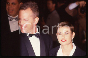 Demi MOORE Bruce WILLIS 1990 ca - 35mm vintage slide Diapositiva originale, in formato 35 mm.Per i diritti rivolgersi a ICharta.E' severamente vietata la riproduzione. Tutti i diritti sono riservati.ICharta mette in vendita, sul negozio eBay e in esclusiva sul sito "icharta" il proprio archivio composto da numerose diapositive e negativi fotografici d'epoca, tutti originali e autentici, che attraversano la storia del costume tra la fine degli anni Sessanta e Novanta.Si tratta di uno sguardo inedito sull'attualità, la politica, la vita quotidiana, il gossip e la cultura, che fotografa il cambiamento della nazione in quest'ultimo scorcio del XX secolo. Un'occasione unica per il mercato del collezionismo, che vede finalmente disponibile un archivio eccezionale per vastità, tematiche e condizioni, in un settore (il negativo fotografico e la diapositiva) di assoluta novità e dalle interessanti prospettive di investimento.  GOOD/buono   originale e autentica 1