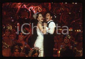 Nicola KIDMAN Ewan McGREGOR- MOULIN ROUGE 2001 - 35mm vintage slide (2) Diapositiva originale, in formato 35 mm.Per i diritti rivolgersi a ICharta.E' severamente vietata la riproduzione. Tutti i diritti sono riservati.ICharta mette in vendita, sul negozio eBay e in esclusiva sul sito "icharta" il proprio archivio composto da numerose diapositive e negativi fotografici d'epoca, tutti originali e autentici, che attraversano la storia del costume tra la fine degli anni Sessanta e Novanta.Si tratta di uno sguardo inedito sull'attualità, la politica, la vita quotidiana, il gossip e la cultura, che fotografa il cambiamento della nazione in quest'ultimo scorcio del XX secolo. Un'occasione unica per il mercato del collezionismo, che vede finalmente disponibile un archivio eccezionale per vastità, tematiche e condizioni, in un settore (il negativo fotografico e la diapositiva) di assoluta novità e dalle interessanti prospettive di investimento.  GOOD/buono   originale e autentica 1
