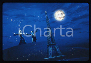 Nicola KIDMAN Ewan McGREGOR- MOULIN ROUGE 2001 - 35mm vintage slide (3) Diapositiva originale, in formato 35 mm.Per i diritti rivolgersi a ICharta.E' severamente vietata la riproduzione. Tutti i diritti sono riservati.ICharta mette in vendita, sul negozio eBay e in esclusiva sul sito "icharta" il proprio archivio composto da numerose diapositive e negativi fotografici d'epoca, tutti originali e autentici, che attraversano la storia del costume tra la fine degli anni Sessanta e Novanta.Si tratta di uno sguardo inedito sull'attualità, la politica, la vita quotidiana, il gossip e la cultura, che fotografa il cambiamento della nazione in quest'ultimo scorcio del XX secolo. Un'occasione unica per il mercato del collezionismo, che vede finalmente disponibile un archivio eccezionale per vastità, tematiche e condizioni, in un settore (il negativo fotografico e la diapositiva) di assoluta novità e dalle interessanti prospettive di investimento.  GOOD/buono   originale e autentica 1