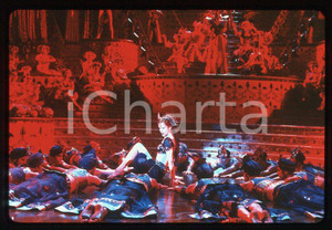 Nicola KIDMAN - MOULIN ROUGE 2001 - 35mm vintage slide (2) Diapositiva originale, in formato 35 mm.Per i diritti rivolgersi a ICharta.E' severamente vietata la riproduzione. Tutti i diritti sono riservati.ICharta mette in vendita, sul negozio eBay e in esclusiva sul sito "icharta" il proprio archivio composto da numerose diapositive e negativi fotografici d'epoca, tutti originali e autentici, che attraversano la storia del costume tra la fine degli anni Sessanta e Novanta.Si tratta di uno sguardo inedito sull'attualità, la politica, la vita quotidiana, il gossip e la cultura, che fotografa il cambiamento della nazione in quest'ultimo scorcio del XX secolo. Un'occasione unica per il mercato del collezionismo, che vede finalmente disponibile un archivio eccezionale per vastità, tematiche e condizioni, in un settore (il negativo fotografico e la diapositiva) di assoluta novità e dalle interessanti prospettive di investimento.  GOOD/buono   originale e autentica 1