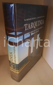 2012 TARQUINIA Il santuario dell'Ara della Regina *L'Erma di Bretschneider (2) Copertina cartonata con sovraccoperta. A cura di Giovanna Bagnasco Gianni, Maria Bonghi Jovino.COLLANA: Tarchna, 4.Volume nel cellophane originale.PAGINE: 488 - 14 pieghevoli in tasca + CD RomEDITORE: L'Erma di Bretschneider GOOD/buono  Formato: 22x28 cm originale e autentica 1
