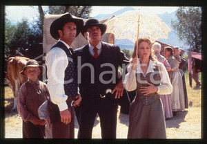 MAVERICK Mel GIBSON Jodie FOSTER James GARNER 1994 - 35mm vintage slide Diapositiva originale, in formato 35 mm.Per i diritti rivolgersi a ICharta.E' severamente vietata la riproduzione. Tutti i diritti sono riservati.ICharta mette in vendita, sul negozio eBay e in esclusiva sul sito "icharta" il proprio archivio composto da numerose diapositive e negativi fotografici d'epoca, tutti originali e autentici, che attraversano la storia del costume tra la fine degli anni Sessanta e Novanta.Si tratta di uno sguardo inedito sull'attualità, la politica, la vita quotidiana, il gossip e la cultura, che fotografa il cambiamento della nazione in quest'ultimo scorcio del XX secolo. Un'occasione unica per il mercato del collezionismo, che vede finalmente disponibile un archivio eccezionale per vastità, tematiche e condizioni, in un settore (il negativo fotografico e la diapositiva) di assoluta novità e dalle interessanti prospettive di investimento.  GOOD/buono   originale e autentica 1