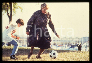 MRS. DOUBTFIRE Robin WILLIAMS  Matthew LAWRENCE 1993 - 35mm vintage slide Diapositiva originale, in formato 35 mm.Per i diritti rivolgersi a ICharta.E' severamente vietata la riproduzione. Tutti i diritti sono riservati.ICharta mette in vendita, sul negozio eBay e in esclusiva sul sito "icharta" il proprio archivio composto da numerose diapositive e negativi fotografici d'epoca, tutti originali e autentici, che attraversano la storia del costume tra la fine degli anni Sessanta e Novanta.Si tratta di uno sguardo inedito sull'attualità, la politica, la vita quotidiana, il gossip e la cultura, che fotografa il cambiamento della nazione in quest'ultimo scorcio del XX secolo. Un'occasione unica per il mercato del collezionismo, che vede finalmente disponibile un archivio eccezionale per vastità, tematiche e condizioni, in un settore (il negativo fotografico e la diapositiva) di assoluta novità e dalle interessanti prospettive di investimento.  GOOD/buono   originale e autentica 1