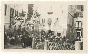 Fotografia d epoca originale 1935 ca FRABOSA SOPRANA CN Folla in centro per un evento Foto RARA 11x7 cm 1