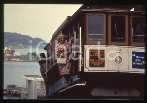 MRS. DOUBTFIRE Robin WILLIAMS Matthew LAWRENCE 1993 35mm vintage slide 3 Diapositiva originale, in formato 35 mm.Per i diritti rivolgersi a ICharta.E' severamente vietata la riproduzione. Tutti i diritti sono riservati.ICharta mette in vendita, sul negozio eBay e in esclusiva sul sito "icharta" il proprio archivio composto da numerose diapositive e negativi fotografici d'epoca, tutti originali e autentici, che attraversano la storia del costume tra la fine degli anni Sessanta e Novanta.Si tratta di uno sguardo inedito sull'attualità, la politica, la vita quotidiana, il gossip e la cultura, che fotografa il cambiamento della nazione in quest'ultimo scorcio del XX secolo. Un'occasione unica per il mercato del collezionismo, che vede finalmente disponibile un archivio eccezionale per vastità, tematiche e condizioni, in un settore (il negativo fotografico e la diapositiva) di assoluta novità e dalle interessanti prospettive di investimento.  GOOD/buono   originale e autentica 1