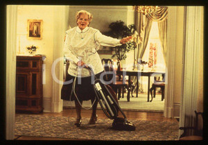 MRS. DOUBTFIRE Robin WILLIAMS 1993 - 35mm vintage slide (3) Diapositiva originale, in formato 35 mm.Per i diritti rivolgersi a ICharta.E' severamente vietata la riproduzione. Tutti i diritti sono riservati.ICharta mette in vendita, sul negozio eBay e in esclusiva sul sito "icharta" il proprio archivio composto da numerose diapositive e negativi fotografici d'epoca, tutti originali e autentici, che attraversano la storia del costume tra la fine degli anni Sessanta e Novanta.Si tratta di uno sguardo inedito sull'attualità, la politica, la vita quotidiana, il gossip e la cultura, che fotografa il cambiamento della nazione in quest'ultimo scorcio del XX secolo. Un'occasione unica per il mercato del collezionismo, che vede finalmente disponibile un archivio eccezionale per vastità, tematiche e condizioni, in un settore (il negativo fotografico e la diapositiva) di assoluta novità e dalle interessanti prospettive di investimento.  GOOD/buono   originale e autentica 1