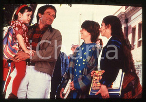 MRS. DOUBTFIRE Robin WILLIAMS Mara WILSON Lisa JAKUB 1993 - 35mm vintage slide 4 Diapositiva originale, in formato 35 mm.Nella diapositiva compare inoltre Matthew Lawrence.Per i diritti rivolgersi a ICharta.E' severamente vietata la riproduzione. Tutti i diritti sono riservati.ICharta mette in vendita, sul negozio eBay e in esclusiva sul sito "icharta" il proprio archivio composto da numerose diapositive e negativi fotografici d'epoca, tutti originali e autentici, che attraversano la storia del costume tra la fine degli anni Sessanta e Novanta.Si tratta di uno sguardo inedito sull'attualità, la politica, la vita quotidiana, il gossip e la cultura, che fotografa il cambiamento della nazione in quest'ultimo scorcio del XX secolo. Un'occasione unica per il mercato del collezionismo, che vede finalmente disponibile un archivio eccezionale per vastità, tematiche e condizioni, in un settore (il negativo fotografico e la diapositiva) di assoluta novità e dalle interessanti prospettive di investimento.  GOOD/buono   originale e autentica 1
