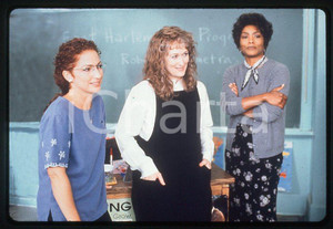 MUSIC OF THE HEART Meryl STREEP Angela BASSETT 1999 - 35mm vintage slide (1) Diapositiva originale, in formato 35 mm.Per i diritti rivolgersi a ICharta.E' severamente vietata la riproduzione. Tutti i diritti sono riservati.ICharta mette in vendita, sul negozio eBay e in esclusiva sul sito "icharta" il proprio archivio composto da numerose diapositive e negativi fotografici d'epoca, tutti originali e autentici, che attraversano la storia del costume tra la fine degli anni Sessanta e Novanta.Si tratta di uno sguardo inedito sull'attualità, la politica, la vita quotidiana, il gossip e la cultura, che fotografa il cambiamento della nazione in quest'ultimo scorcio del XX secolo. Un'occasione unica per il mercato del collezionismo, che vede finalmente disponibile un archivio eccezionale per vastità, tematiche e condizioni, in un settore (il negativo fotografico e la diapositiva) di assoluta novità e dalle interessanti prospettive di investimento.  GOOD/buono   originale e autentica 1