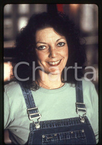 MUSIC OF THE HEART Roberta GUASPARI 1999 - 35mm vintage slide Diapositiva originale, in formato 35 mm.Per i diritti rivolgersi a ICharta.E' severamente vietata la riproduzione. Tutti i diritti sono riservati.ICharta mette in vendita, sul negozio eBay e in esclusiva sul sito "icharta" il proprio archivio composto da numerose diapositive e negativi fotografici d'epoca, tutti originali e autentici, che attraversano la storia del costume tra la fine degli anni Sessanta e Novanta.Si tratta di uno sguardo inedito sull'attualità, la politica, la vita quotidiana, il gossip e la cultura, che fotografa il cambiamento della nazione in quest'ultimo scorcio del XX secolo. Un'occasione unica per il mercato del collezionismo, che vede finalmente disponibile un archivio eccezionale per vastità, tematiche e condizioni, in un settore (il negativo fotografico e la diapositiva) di assoluta novità e dalle interessanti prospettive di investimento.  GOOD/buono   originale e autentica 1