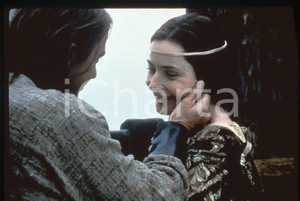 MERLIN Sam NEILL Isabella ROSSELLINI 1998 - 35mm vintage slide (1) Diapositiva originale, in formato 35 mm.Per i diritti rivolgersi a ICharta.E' severamente vietata la riproduzione. Tutti i diritti sono riservati.ICharta mette in vendita, sul negozio eBay e in esclusiva sul sito "icharta" il proprio archivio composto da numerose diapositive e negativi fotografici d'epoca, tutti originali e autentici, che attraversano la storia del costume tra la fine degli anni Sessanta e Novanta.Si tratta di uno sguardo inedito sull'attualità, la politica, la vita quotidiana, il gossip e la cultura, che fotografa il cambiamento della nazione in quest'ultimo scorcio del XX secolo. Un'occasione unica per il mercato del collezionismo, che vede finalmente disponibile un archivio eccezionale per vastità, tematiche e condizioni, in un settore (il negativo fotografico e la diapositiva) di assoluta novità e dalle interessanti prospettive di investimento.  GOOD/buono   originale e autentica 1