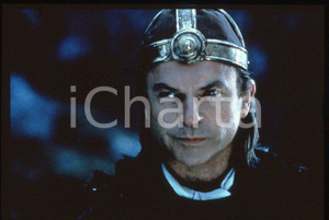 MERLIN Sam NEILL 1998 - 35mm vintage slide Diapositiva originale, in formato 35 mm.Per i diritti rivolgersi a ICharta.E' severamente vietata la riproduzione. Tutti i diritti sono riservati.ICharta mette in vendita, sul negozio eBay e in esclusiva sul sito "icharta" il proprio archivio composto da numerose diapositive e negativi fotografici d'epoca, tutti originali e autentici, che attraversano la storia del costume tra la fine degli anni Sessanta e Novanta.Si tratta di uno sguardo inedito sull'attualità, la politica, la vita quotidiana, il gossip e la cultura, che fotografa il cambiamento della nazione in quest'ultimo scorcio del XX secolo. Un'occasione unica per il mercato del collezionismo, che vede finalmente disponibile un archivio eccezionale per vastità, tematiche e condizioni, in un settore (il negativo fotografico e la diapositiva) di assoluta novità e dalle interessanti prospettive di investimento.  GOOD/buono   originale e autentica 1