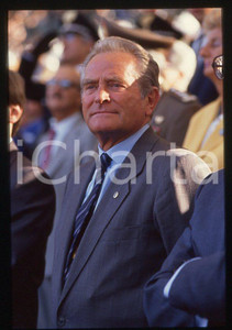 ITALIA - CALCIO Giampiero BONIPERTI 1990 ca - 35mm vintage slide Diapositiva originale, in formato 35 mm.Per i diritti rivolgersi a ICharta.E' severamente vietata la riproduzione. Tutti i diritti sono riservati.ICharta mette in vendita, sul negozio eBay e in esclusiva sul sito "icharta" il proprio archivio composto da numerose diapositive e negativi fotografici d'epoca, tutti originali e autentici, che attraversano la storia del costume tra la fine degli anni Sessanta e Novanta.Si tratta di uno sguardo inedito sull'attualità, la politica, la vita quotidiana, il gossip e la cultura, che fotografa il cambiamento della nazione in quest'ultimo scorcio del XX secolo. Un'occasione unica per il mercato del collezionismo, che vede finalmente disponibile un archivio eccezionale per vastità, tematiche e condizioni, in un settore (il negativo fotografico e la diapositiva) di assoluta novità e dalle interessanti prospettive di investimento.  GOOD/buono   originale e autentica 1