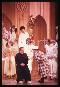 AGGIUNGI UN POSTO A TAVOLA Carlo CROCCOLO Johnny DORELLI 1990 Vintage slide (1) Diapositiva originale, in formato 35 mm.Per i diritti rivolgersi a ICharta.E' severamente vietata la riproduzione. Tutti i diritti sono riservati.ICharta mette in vendita, sul negozio eBay e in esclusiva sul sito "icharta" il proprio archivio composto da numerose diapositive e negativi fotografici d'epoca, tutti originali e autentici, che attraversano la storia del costume tra la fine degli anni Sessanta e Novanta.Si tratta di uno sguardo inedito sull'attualità, la politica, la vita quotidiana, il gossip e la cultura, che fotografa il cambiamento della nazione in quest'ultimo scorcio del XX secolo. Un'occasione unica per il mercato del collezionismo, che vede finalmente disponibile un archivio eccezionale per vastità, tematiche e condizioni, in un settore (il negativo fotografico e la diapositiva) di assoluta novità e dalle interessanti prospettive di investimento.  GOOD/buono   originale e autentica 1