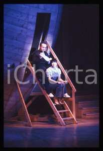 AGGIUNGI UN POSTO A TAVOLA Johnny DORELLI 1990 - 35mm vintage slide (4) Diapositiva originale, in formato 35 mm.Per i diritti rivolgersi a ICharta.E' severamente vietata la riproduzione. Tutti i diritti sono riservati.ICharta mette in vendita, sul negozio eBay e in esclusiva sul sito "icharta" il proprio archivio composto da numerose diapositive e negativi fotografici d'epoca, tutti originali e autentici, che attraversano la storia del costume tra la fine degli anni Sessanta e Novanta.Si tratta di uno sguardo inedito sull'attualità, la politica, la vita quotidiana, il gossip e la cultura, che fotografa il cambiamento della nazione in quest'ultimo scorcio del XX secolo. Un'occasione unica per il mercato del collezionismo, che vede finalmente disponibile un archivio eccezionale per vastità, tematiche e condizioni, in un settore (il negativo fotografico e la diapositiva) di assoluta novità e dalle interessanti prospettive di investimento.  GOOD/buono   originale e autentica 1