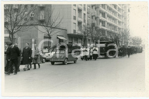 Fotografia d epoca originale 1960 ca MILANO Via Gaetano Strambio  Corteo funebre con FIAT 600 Foto 17x11 cm 1
