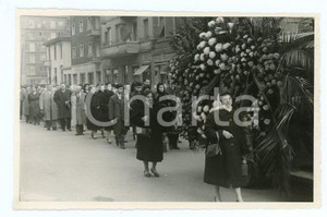 Fotografia d epoca originale 1960 ca MILANO Via Visconti d Aragona  Corteo funebre  Foto 17x11 cm 1