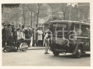 Fotografia d epoca originale 1970 ca LONDON Leicester Square  Teatro di strada Foto 10x7 cm 2 1