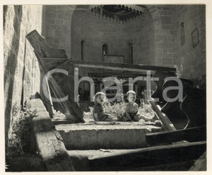 Fotografia d epoca originale 1965 ca ITALIA CENTRALE Famiglia di senzatetto in abbazia abbandonata Foto 3 1