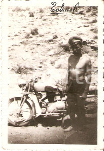 Fotografia d epoca originale 1941 TOBRUCH LIBIA 7Â° Reggimento Bersaglieri Mario ANGIOLINI con moto Foto 1