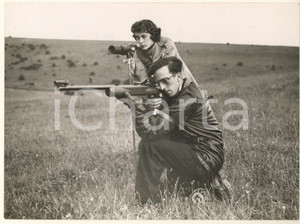 Fotografia d epoca originale 1958 PATCHAM Pamela ELLIS David PARRISH train for World Shooting Championships 1