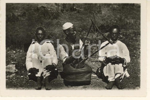Fotografia d epoca originale 1935 ca A.O.I. ETIOPIA Musicista etiope suona il krar VERA FOTO cm 6x9 1