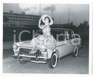 1959 MEXICO Silvana PAMPANINI posa con FIAT 1800 *Foto 25x20 cm (23)  Fotografia d'epoca. GOOD/buono  Formato: 20x25  originale e autentica 1