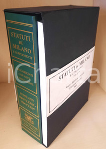 2009 Statuti di MILANO e supplementi 1773-1775 *Ed. anastatica G. FRATTINI (1) Volume + Cartella Cartine geografiche + CD-ROM conservate in custodia cartonata. Riproduzione anastatica dell'ed. di Milano, 1773, stampata "Appresso Giuseppe Galeazzi". In allegato CD-ROM + 6 cartine geografiche più volte ripiegate + lo Statuto d'Autonomia della Lombardia. Titolo completo: "Statuti di Milano e supplementi. 1773 - 1775. Secondo la traduzione in volgare di Antonio Odescalchi in Como dal testo in latino di Gabriele Verri del 1747". Nuova edizione a cura di Giuseppe Frattini.PAGINE: 784" GOOD/buono minime tracce d'uso alla custodia Formato: 18x25 cm originale e autentica 1