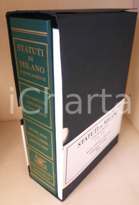 2009 Statuti di MILANO e supplementi 1773-1775 *Ed. anastatica G. FRATTINI (3) Volume + Cartella Cartine geografiche + CD-ROM conservate in custodia cartonata. Riproduzione anastatica dell'ed. di Milano, 1773, stampata "Appresso Giuseppe Galeazzi". In allegato CD-ROM + 6 cartine geografiche più volte ripiegate + lo Statuto d'Autonomia della Lombardia. Titolo completo: "Statuti di Milano e supplementi. 1773 - 1775. Secondo la traduzione in volgare di Antonio Odescalchi in Como dal testo in latino di Gabriele Verri del 1747". Nuova edizione a cura di Giuseppe Frattini.PAGINE: 784" GOOD/buono minime tracce d'uso alla custodia, con piccolo scollamento Formato: 18x25 cm originale e autentica 1