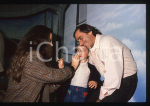 1990 ca Carolina e Roberto VECCHIONI Daria COLOMBO * 35 mm vintage slide (8)  Diapositiva d'epoca, in formato 35 mm.CONDIZIONI: GOODE' severamente vietata la riproduzione. Tutti i diritti sono riservati.ICharta mette in vendita, sul negozio eBay e in esclusiva sul sito "icharta" il proprio archivio composto da numerose diapositive e negativi fotografici d'epoca, tutti originali e autentici, che attraversano la storia del costume italiano tra gli la fine degli anni Sessanta e Novanta.Si tratta di uno sguardo inedito sull'attualità, la politica, la vita quotidiana, il gossip e la cultura, che fotografa il cambiamento della nazione in quest'ultimo scorcio del XX secolo. Un'occasione unica per il mercato del collezionismo, che vede finalmente disponibile un archivio eccezionale per vastità, tematiche e condizioni, in un settore (il negativo fotografico e la diapositiva) di assoluta novità e dalle interessanti prospettive di investimento.  GOOD/buono   originale e autentica 1