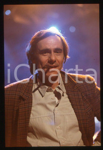 1990 ca Roberto VECCHIONI Ritratto cantante * 35 mm vintage slide (1)  Diapositiva d'epoca, in formato 35 mm.CONDIZIONI: GOODE' severamente vietata la riproduzione. Tutti i diritti sono riservati.ICharta mette in vendita, sul negozio eBay e in esclusiva sul sito "icharta" il proprio archivio composto da numerose diapositive e negativi fotografici d'epoca, tutti originali e autentici, che attraversano la storia del costume italiano tra gli la fine degli anni Sessanta e Novanta.Si tratta di uno sguardo inedito sull'attualità, la politica, la vita quotidiana, il gossip e la cultura, che fotografa il cambiamento della nazione in quest'ultimo scorcio del XX secolo. Un'occasione unica per il mercato del collezionismo, che vede finalmente disponibile un archivio eccezionale per vastità, tematiche e condizioni, in un settore (il negativo fotografico e la diapositiva) di assoluta novità e dalle interessanti prospettive di investimento.  GOOD/buono   originale e autentica 1