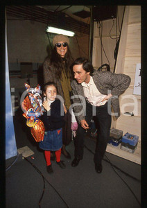 1990 ca Carolina e Roberto VECCHIONI Daria COLOMBO * 35 mm vintage slide (1)  Diapositiva d'epoca, in formato 35 mm.CONDIZIONI: GOODE' severamente vietata la riproduzione. Tutti i diritti sono riservati.ICharta mette in vendita, sul negozio eBay e in esclusiva sul sito "icharta" il proprio archivio composto da numerose diapositive e negativi fotografici d'epoca, tutti originali e autentici, che attraversano la storia del costume italiano tra gli la fine degli anni Sessanta e Novanta.Si tratta di uno sguardo inedito sull'attualità, la politica, la vita quotidiana, il gossip e la cultura, che fotografa il cambiamento della nazione in quest'ultimo scorcio del XX secolo. Un'occasione unica per il mercato del collezionismo, che vede finalmente disponibile un archivio eccezionale per vastità, tematiche e condizioni, in un settore (il negativo fotografico e la diapositiva) di assoluta novità e dalle interessanti prospettive di investimento.  GOOD/buono   originale e autentica 1