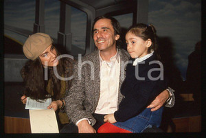 1990 ca Carolina e Roberto VECCHIONI Daria COLOMBO * 35 mm vintage slide (2)  Diapositiva d'epoca, in formato 35 mm.CONDIZIONI: GOODE' severamente vietata la riproduzione. Tutti i diritti sono riservati.ICharta mette in vendita, sul negozio eBay e in esclusiva sul sito "icharta" il proprio archivio composto da numerose diapositive e negativi fotografici d'epoca, tutti originali e autentici, che attraversano la storia del costume italiano tra gli la fine degli anni Sessanta e Novanta.Si tratta di uno sguardo inedito sull'attualità, la politica, la vita quotidiana, il gossip e la cultura, che fotografa il cambiamento della nazione in quest'ultimo scorcio del XX secolo. Un'occasione unica per il mercato del collezionismo, che vede finalmente disponibile un archivio eccezionale per vastità, tematiche e condizioni, in un settore (il negativo fotografico e la diapositiva) di assoluta novità e dalle interessanti prospettive di investimento.  GOOD/buono   originale e autentica 1