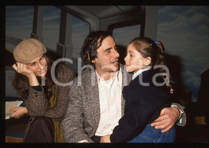 1990 ca Carolina e Roberto VECCHIONI Daria COLOMBO * 35 mm vintage slide (4)  Diapositiva d'epoca, in formato 35 mm.CONDIZIONI: GOODE' severamente vietata la riproduzione. Tutti i diritti sono riservati.ICharta mette in vendita, sul negozio eBay e in esclusiva sul sito "icharta" il proprio archivio composto da numerose diapositive e negativi fotografici d'epoca, tutti originali e autentici, che attraversano la storia del costume italiano tra gli la fine degli anni Sessanta e Novanta.Si tratta di uno sguardo inedito sull'attualità, la politica, la vita quotidiana, il gossip e la cultura, che fotografa il cambiamento della nazione in quest'ultimo scorcio del XX secolo. Un'occasione unica per il mercato del collezionismo, che vede finalmente disponibile un archivio eccezionale per vastità, tematiche e condizioni, in un settore (il negativo fotografico e la diapositiva) di assoluta novità e dalle interessanti prospettive di investimento.  GOOD/buono   originale e autentica 1