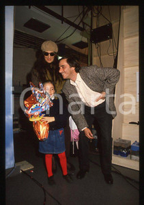 1990 ca Carolina e Roberto VECCHIONI Daria COLOMBO * 35 mm vintage slide (3)  Diapositiva d'epoca, in formato 35 mm.CONDIZIONI: GOODE' severamente vietata la riproduzione. Tutti i diritti sono riservati.ICharta mette in vendita, sul negozio eBay e in esclusiva sul sito "icharta" il proprio archivio composto da numerose diapositive e negativi fotografici d'epoca, tutti originali e autentici, che attraversano la storia del costume italiano tra gli la fine degli anni Sessanta e Novanta.Si tratta di uno sguardo inedito sull'attualità, la politica, la vita quotidiana, il gossip e la cultura, che fotografa il cambiamento della nazione in quest'ultimo scorcio del XX secolo. Un'occasione unica per il mercato del collezionismo, che vede finalmente disponibile un archivio eccezionale per vastità, tematiche e condizioni, in un settore (il negativo fotografico e la diapositiva) di assoluta novità e dalle interessanti prospettive di investimento.  GOOD/buono   originale e autentica 1