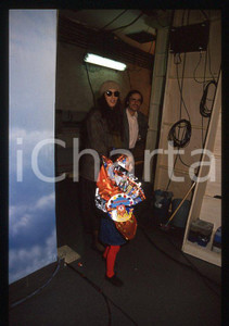 1990 ca Carolina e Roberto VECCHIONI Daria COLOMBO * 35 mm vintage slide (6)  Diapositiva d'epoca, in formato 35 mm.CONDIZIONI: GOODE' severamente vietata la riproduzione. Tutti i diritti sono riservati.ICharta mette in vendita, sul negozio eBay e in esclusiva sul sito "icharta" il proprio archivio composto da numerose diapositive e negativi fotografici d'epoca, tutti originali e autentici, che attraversano la storia del costume italiano tra gli la fine degli anni Sessanta e Novanta.Si tratta di uno sguardo inedito sull'attualità, la politica, la vita quotidiana, il gossip e la cultura, che fotografa il cambiamento della nazione in quest'ultimo scorcio del XX secolo. Un'occasione unica per il mercato del collezionismo, che vede finalmente disponibile un archivio eccezionale per vastità, tematiche e condizioni, in un settore (il negativo fotografico e la diapositiva) di assoluta novità e dalle interessanti prospettive di investimento.  GOOD/buono   originale e autentica 1