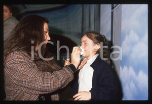 1990 ca Carolina VECCHIONI Daria COLOMBO * 35 mm vintage slide  Diapositiva d'epoca, in formato 35 mm.CONDIZIONI: GOODE' severamente vietata la riproduzione. Tutti i diritti sono riservati.ICharta mette in vendita, sul negozio eBay e in esclusiva sul sito "icharta" il proprio archivio composto da numerose diapositive e negativi fotografici d'epoca, tutti originali e autentici, che attraversano la storia del costume italiano tra gli la fine degli anni Sessanta e Novanta.Si tratta di uno sguardo inedito sull'attualità, la politica, la vita quotidiana, il gossip e la cultura, che fotografa il cambiamento della nazione in quest'ultimo scorcio del XX secolo. Un'occasione unica per il mercato del collezionismo, che vede finalmente disponibile un archivio eccezionale per vastità, tematiche e condizioni, in un settore (il negativo fotografico e la diapositiva) di assoluta novità e dalle interessanti prospettive di investimento.  GOOD/buono   originale e autentica 1