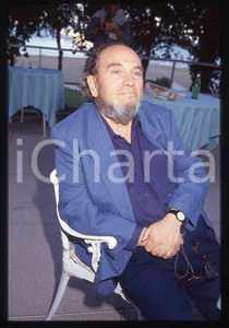 1995 ca Marco FERRERI Ritratto del regista * 35 mm vintage slide (1) Diapositiva d'epoca, in formato 35 mm.CONDIZIONI: GOODE' severamente vietata la riproduzione. Tutti i diritti sono riservati.ICharta mette in vendita, sul negozio eBay e in esclusiva sul sito "icharta" il proprio archivio composto da numerose diapositive e negativi fotografici d'epoca, tutti originali e autentici, che attraversano la storia del costume italiano tra gli la fine degli anni Sessanta e Novanta.Si tratta di uno sguardo inedito sull'attualità , la politica, la vita quotidiana, il gossip e la cultura, che fotografa il cambiamento della nazione in quest'ultimo scorcio del XX secolo.Un'occasione unica per il mercato del collezionismo, che vede finalmente disponibile un archivio eccezionale per vastità , tematiche e condizioni, in un settore (il negativo fotografico e la diapositiva) di assoluta novità e dalle interessanti prospettive di investimento. GOOD/buono   originale e autentica 1