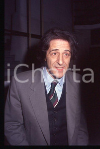1990 ca Giorgio GABER Ritratto - 35 mm vintage slide 8 Diapositiva d'epoca, in formato 35 mm.CONDIZIONI: GOODE' severamente vietata la riproduzione. Tutti i diritti sono riservati.ICharta mette in vendita, sul negozio eBay e in esclusiva sul sito "icharta" il proprio archivio composto da numerose diapositive e negativi fotografici d'epoca, tutti originali e autentici, che attraversano la storia del costume italiano tra gli la fine degli anni Sessanta e Novanta.Si tratta di uno sguardo inedito sull'attualità , la politica, la vita quotidiana, il gossip e la cultura, che fotografa il cambiamento della nazione in quest'ultimo scorcio del XX secolo.Un'occasione unica per il mercato del collezionismo, che vede finalmente disponibile un archivio eccezionale per vastità , tematiche e condizioni, in un settore (il negativo fotografico e la diapositiva) di assoluta novità e dalle interessanti prospettive di investimento. GOOD/buono   originale e autentica 1