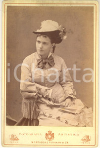 1890 ca MILANO Donna in abito da giorno e ventaglio - Foto MONTABONE Fotografia originale d'epoca, su cartoncino rigido. FOTOGRAFO: Montabone di C. Marcozzi - Milano GOOD/buono lievi bruniture ai margini Formato: 10x15 cm originale e autentica 1