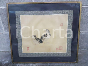 1975 CINA VINTAGE Pulcini - timbri orientali - quadro 51 X 44,5 cm Dipinto a tempera, fondo rivestito in tessuto, bordino cornice in ottone.Dimensioni:  cm 51 cm x 44,5 cmCondizioni: GOODOGQ-0038ICHARTA SRL mette in vendita la propria collezione di arredi e oggetti di modernariato realizzati tra il 1960 ed il 1990 circa rivenienti da primari negozi specializzati (oggi cessati) di Milano, Berlino, Miami e Hong Kong. Si tratta di un'ottima occasione di investimento per gli appassionati e collezionisti del settore.    originale e autentica 1