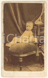 1870 ca GENOVA Bambino su poltroncina - Posa con mano *Foto ROSSI CURIOSA (2) Fotografia originale d'epoca, su cartoncino morbido. Da notare lo scatto inusuale, in cui si vede la mano di un adulto che sorregge il bambino per mantenerlo seduto durante il tempo di posa.FOTOGRAFO: Giulio Rossi - Genova POOR/danneggiato foro di affissione all'angolo superiore destro; piegatura al lato destro Formato: 6x10 cm originale e autentica 1