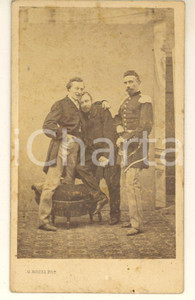 1870 ca RISORGIMENTO Oreste BRONZETTI garibaldino con i compagni *Foto CDV Fotografia originale d'epoca, su cartoncino morbido, che ritrae il patriota e garibaldino Oreste Bronzetti, con  due compagni di battaglia non identificati.FOTOGRAFO: Giulio Rossi - Milano / Genova FAIR/discreto lievi abrasioni e fioriture Formato: 6x10 cm originale e autentica 1