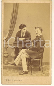 1870 ca RISORGIMENTO Garibaldino Oreste BRONZETTI con la moglie *Foto CDV (1) Fotografia originale d'epoca, su cartoncino morbido, che ritrae il patriota e garibaldino Oreste Bronzetti con la moglie, Caterina Maffezzoli.FOTOGRAFO: Giovanni Battista Sciutto - Genova FAIR/discreto lievi abrasioni al verso Formato: 6x10 cm originale e autentica 1