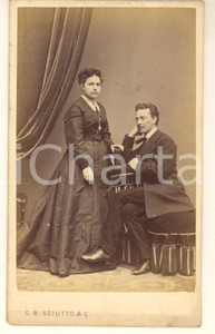 1870 ca RISORGIMENTO Garibaldino Oreste BRONZETTI con la moglie *Foto CDV (2) Fotografia originale d'epoca, su cartoncino morbido, che ritrae il patriota e garibaldino Oreste Bronzetti con la moglie, Caterina Maffezzoli.FOTOGRAFO: Giovanni Battista Sciutto - Genova FAIR/discreto lieve brunitura al lato inferiore Formato: 6x10 cm originale e autentica 1