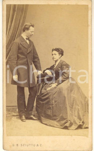1870 ca RISORGIMENTO Garibaldino Oreste BRONZETTI con la moglie *Foto CDV (3) Fotografia originale d'epoca, su cartoncino morbido, che ritrae il patriota e garibaldino Oreste Bronzetti con la moglie, Caterina Maffezzoli.FOTOGRAFO: Giovanni Battista Sciutto - Genova GOOD/buono  Formato: 6x10 cm originale e autentica 1